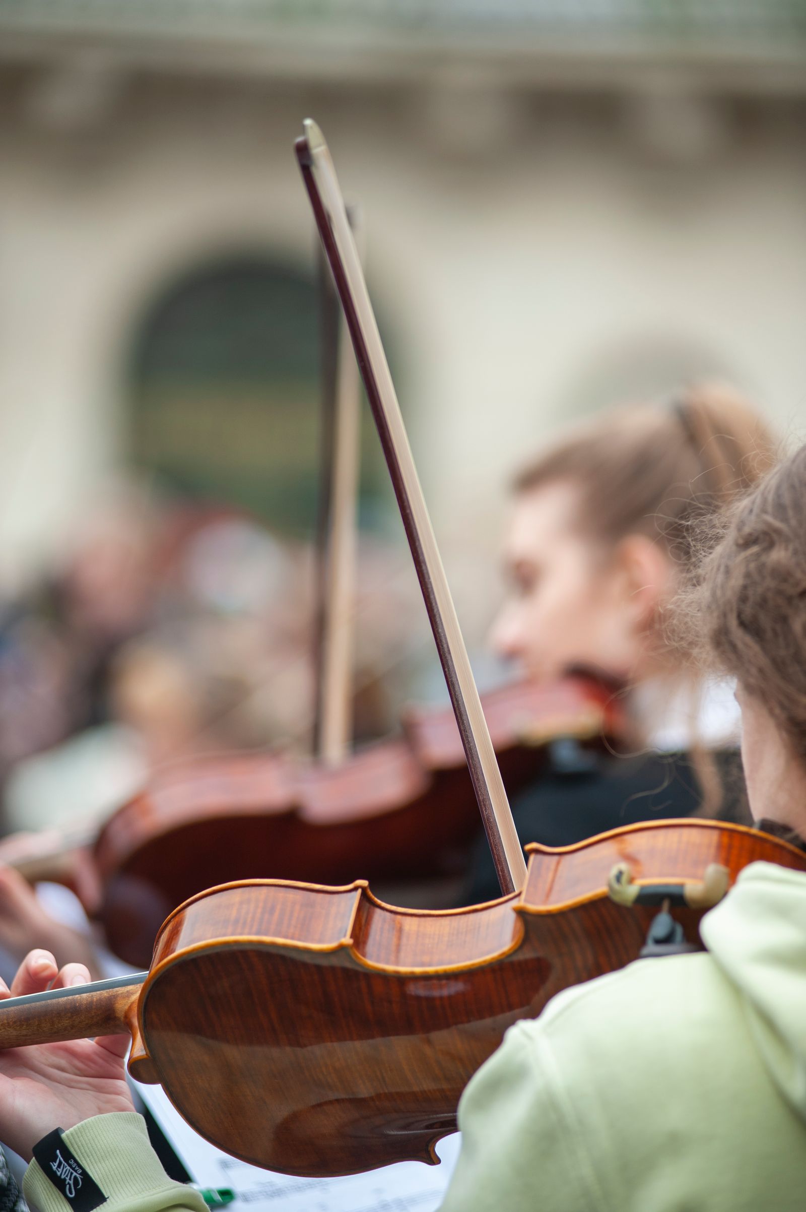 Violonistes en concert en plein air