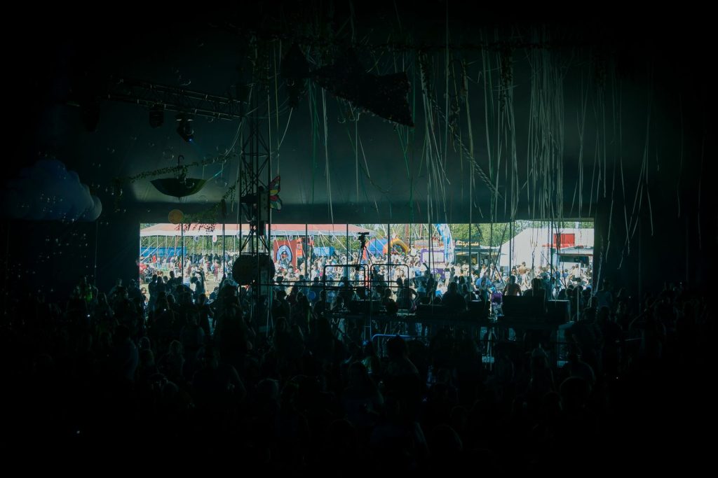 Foule d’un festival en plein air aux lumières colorées