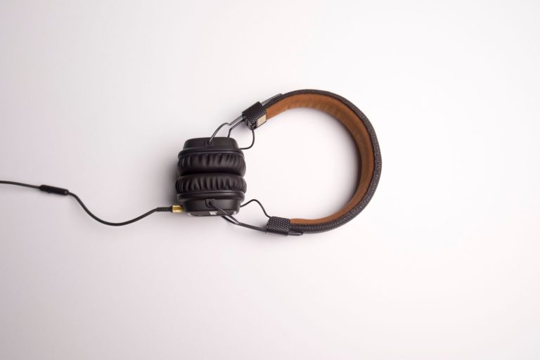 Casque audio circum-aural noir sur fond clair