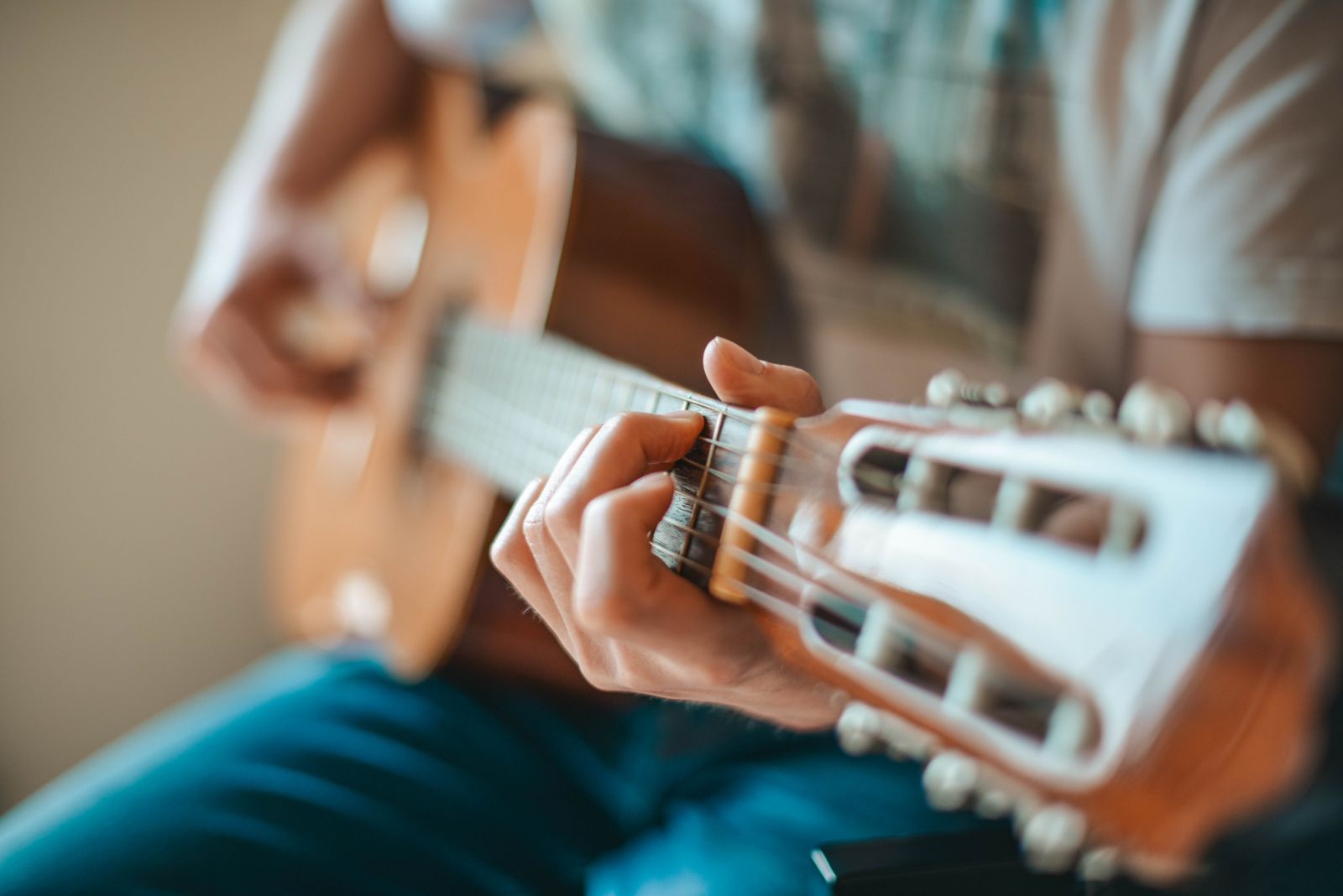 Guitariste acoustique, main sur le manche