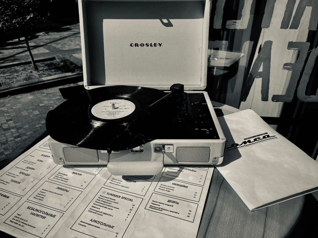 Platine rétro jouant un vinyle en extérieur