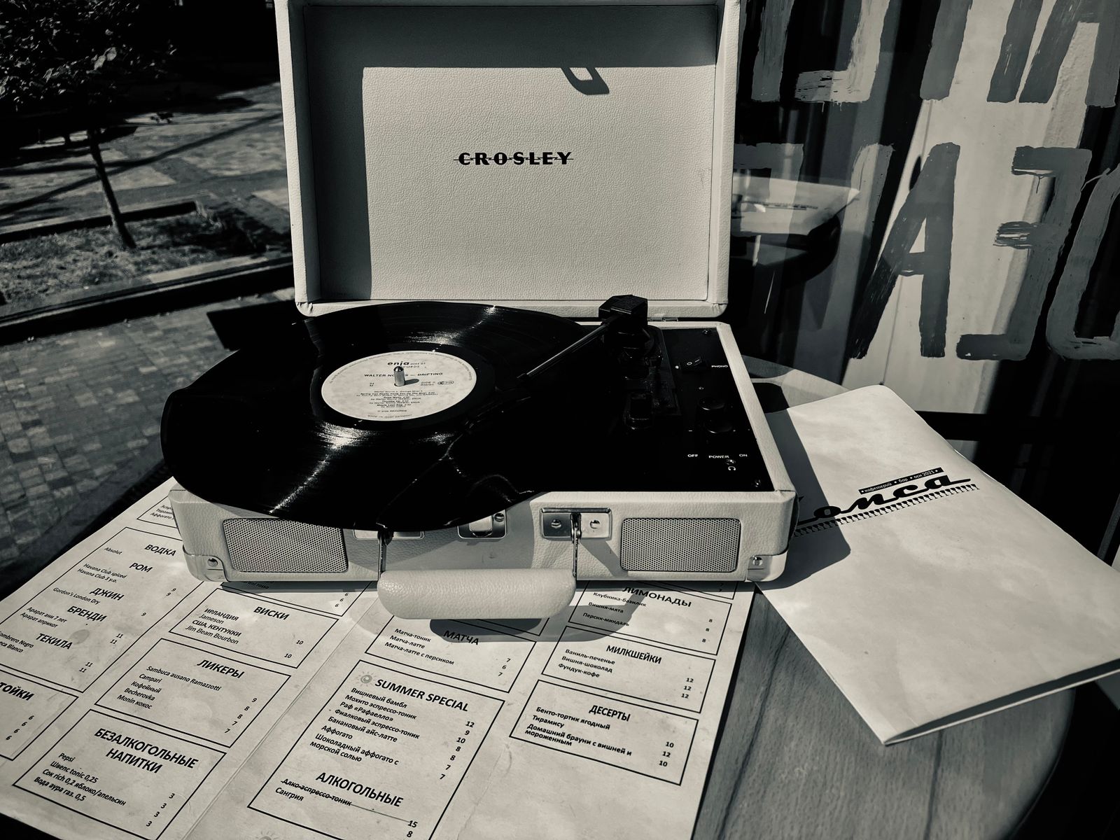 Platine rétro jouant un vinyle en extérieur
