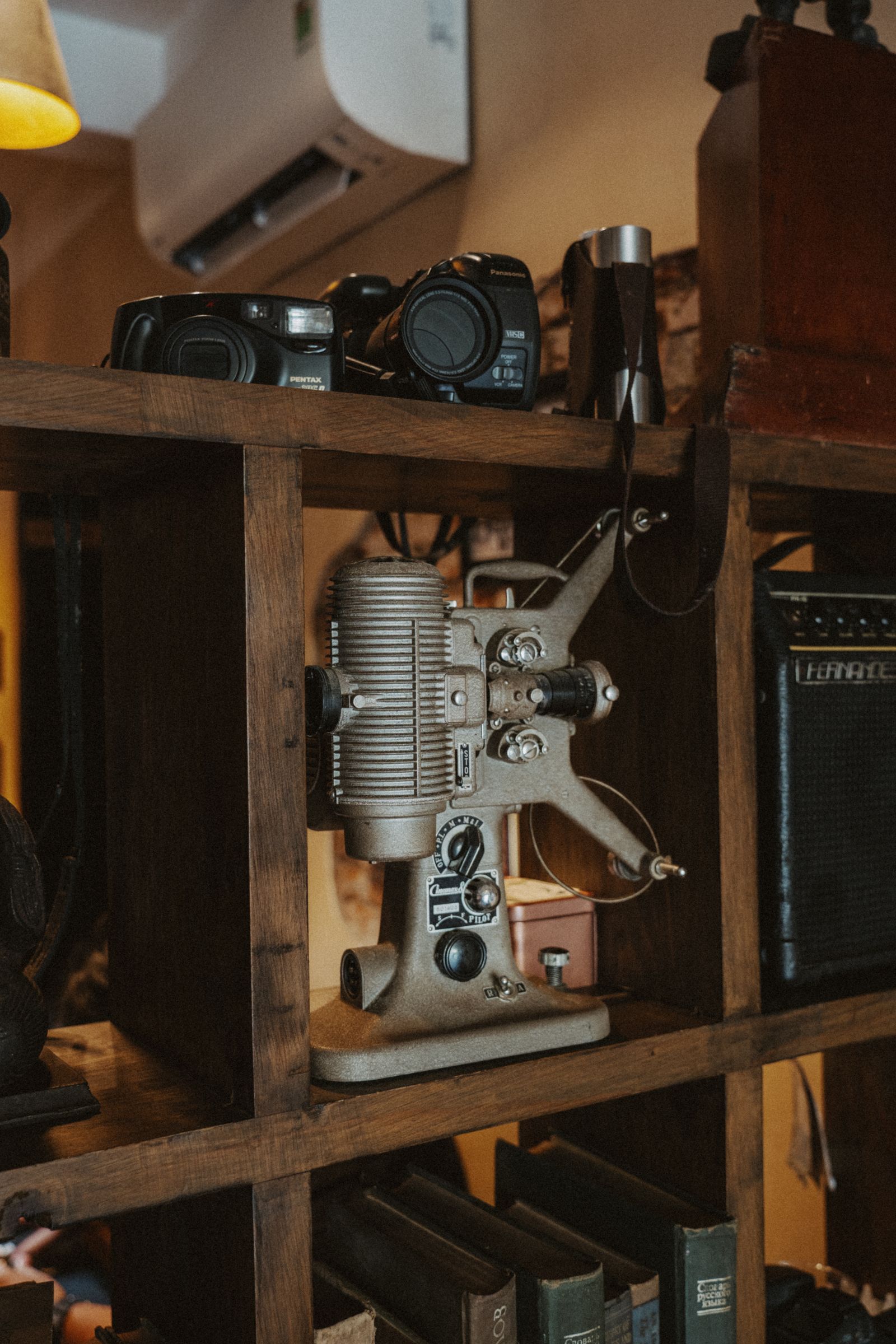 Projecteur et caméras vintage sur une étagère