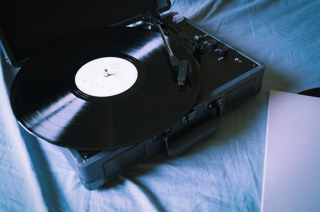 Platine vinyle en train de jouer un disque