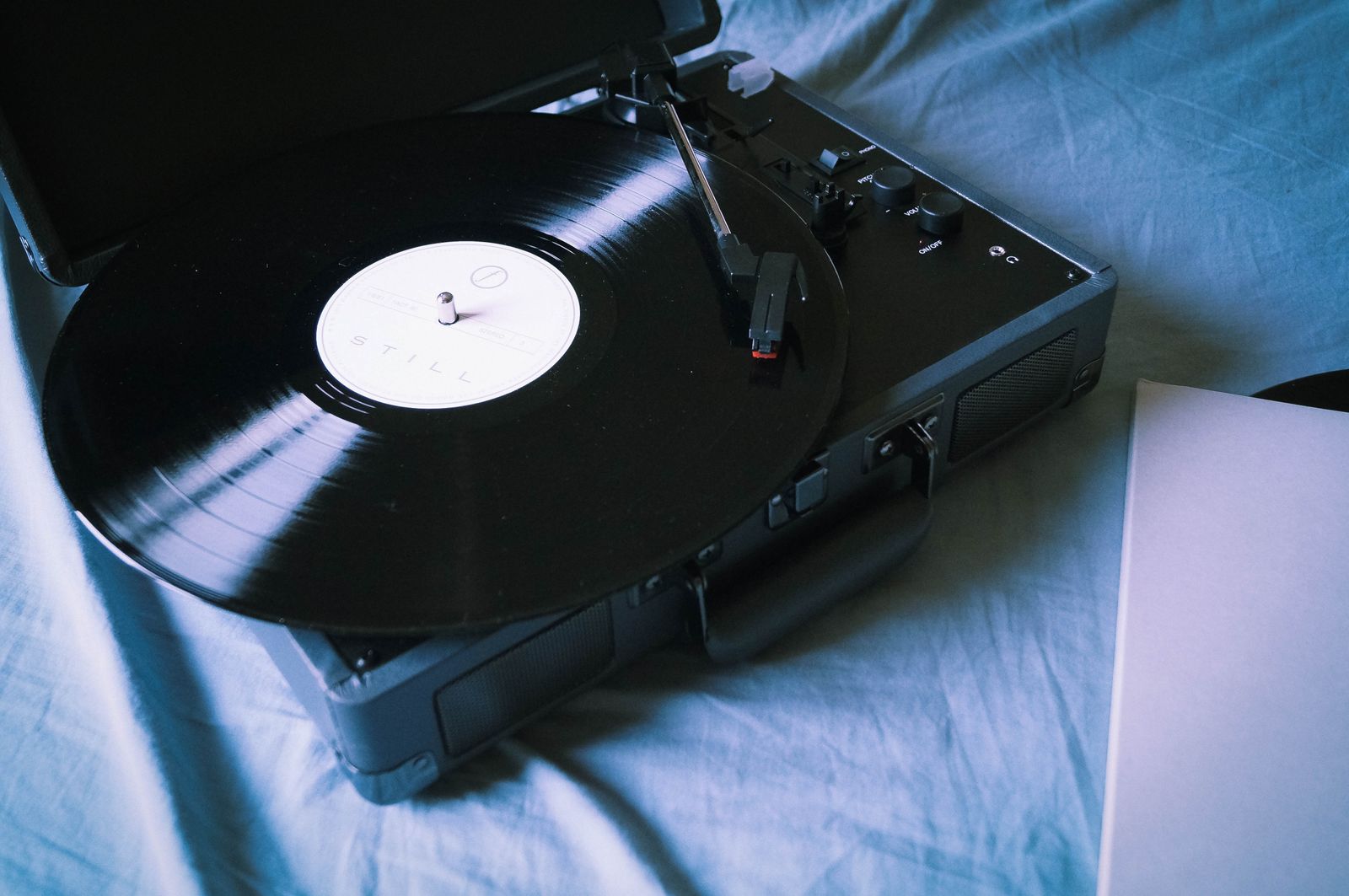 Platine vinyle en train de jouer un disque