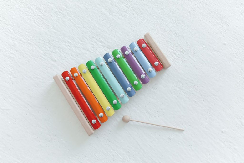 Xylophone en bois aux couleurs vives