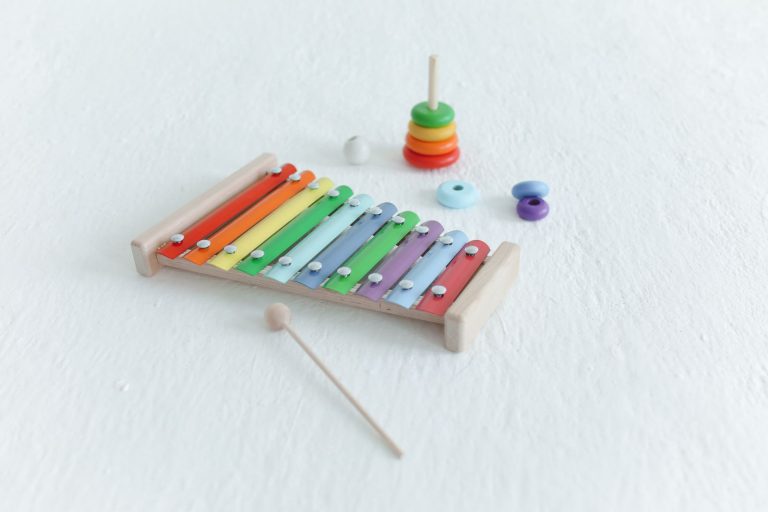 Jouets en bois : xylophone et anneaux d’empilage