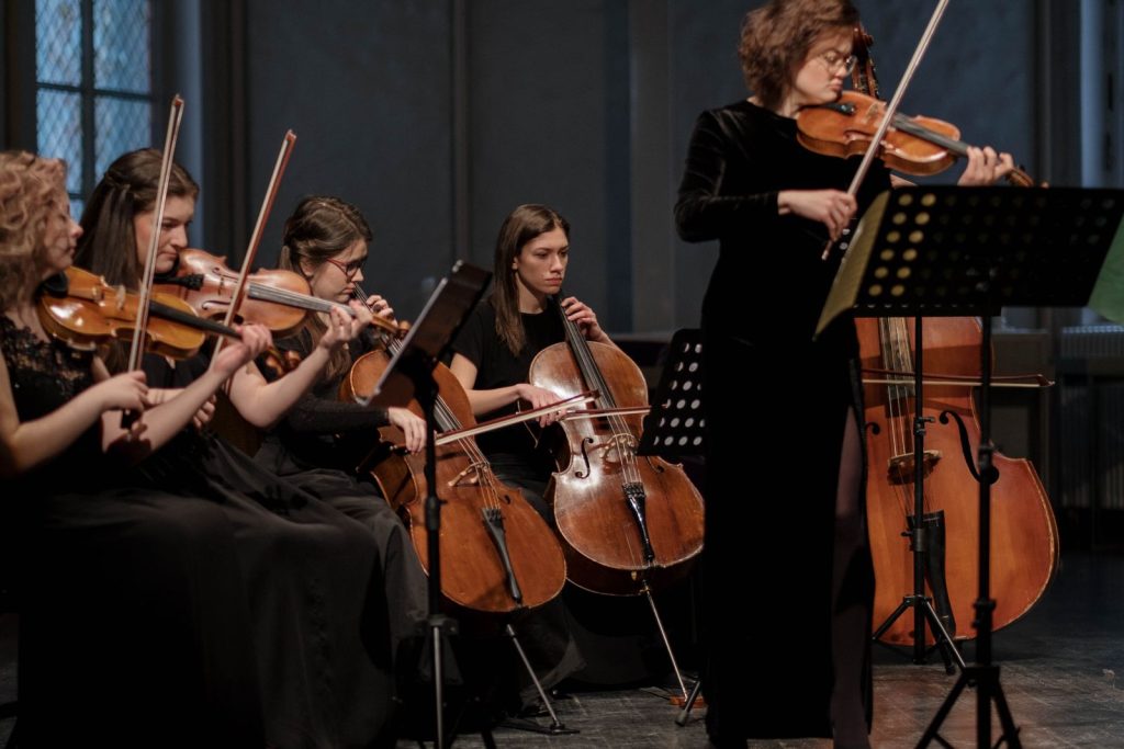 Musiciennes jouant violons et violoncelles en orchestre
