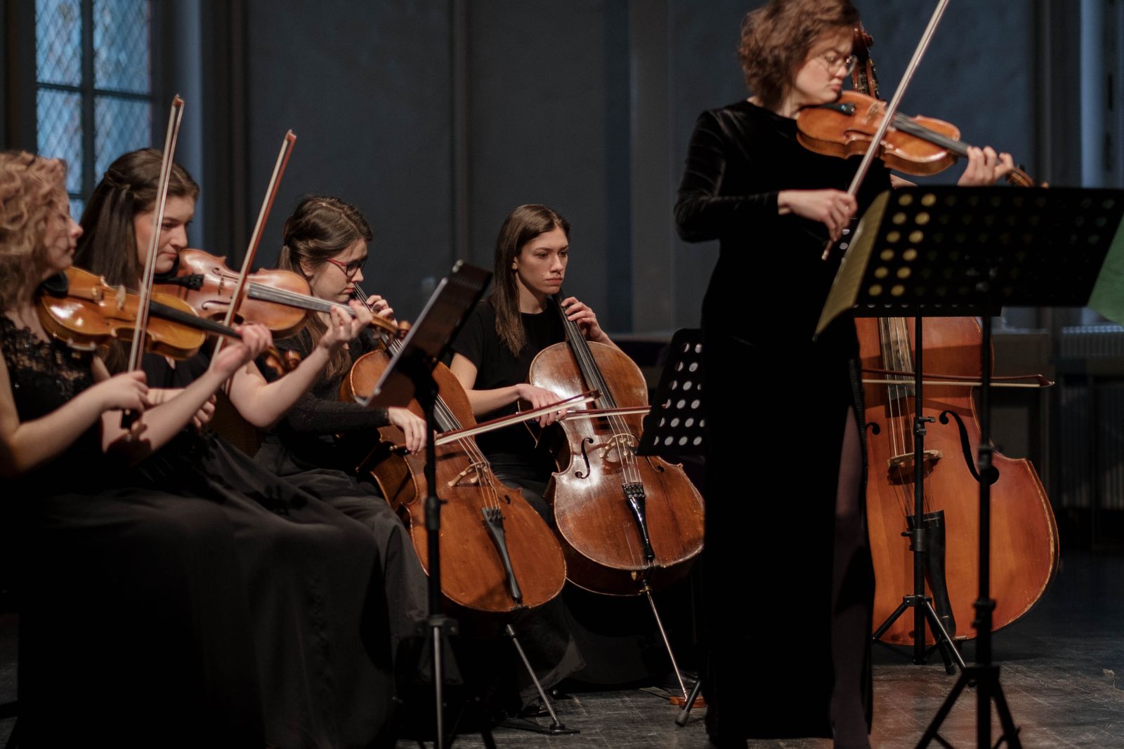 Musiciennes jouant violons et violoncelles en orchestre