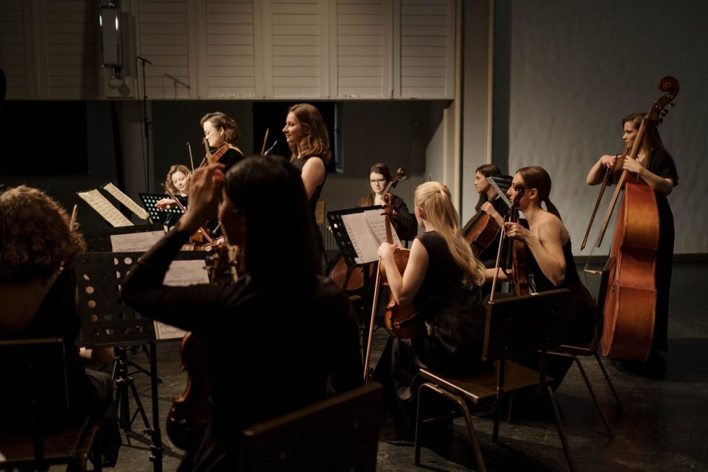 Un orchestre symphonique en concert sur scène
