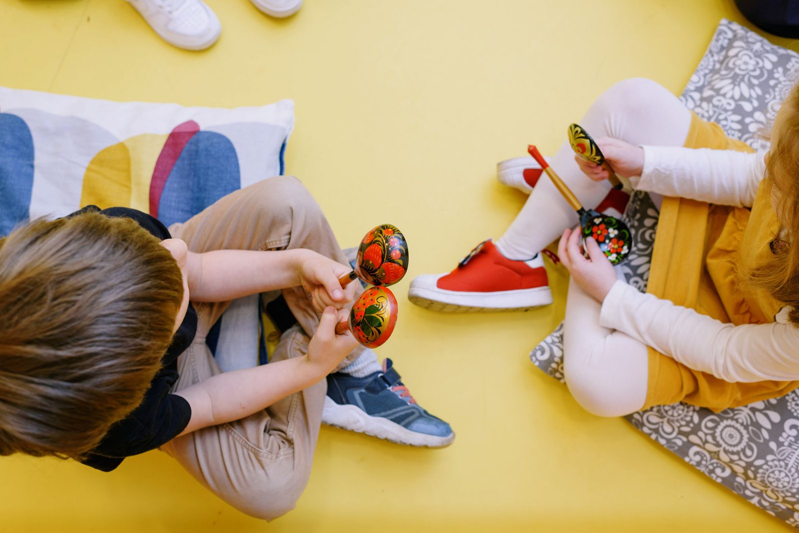 Enfants jouant des maracas dans une salle colorée