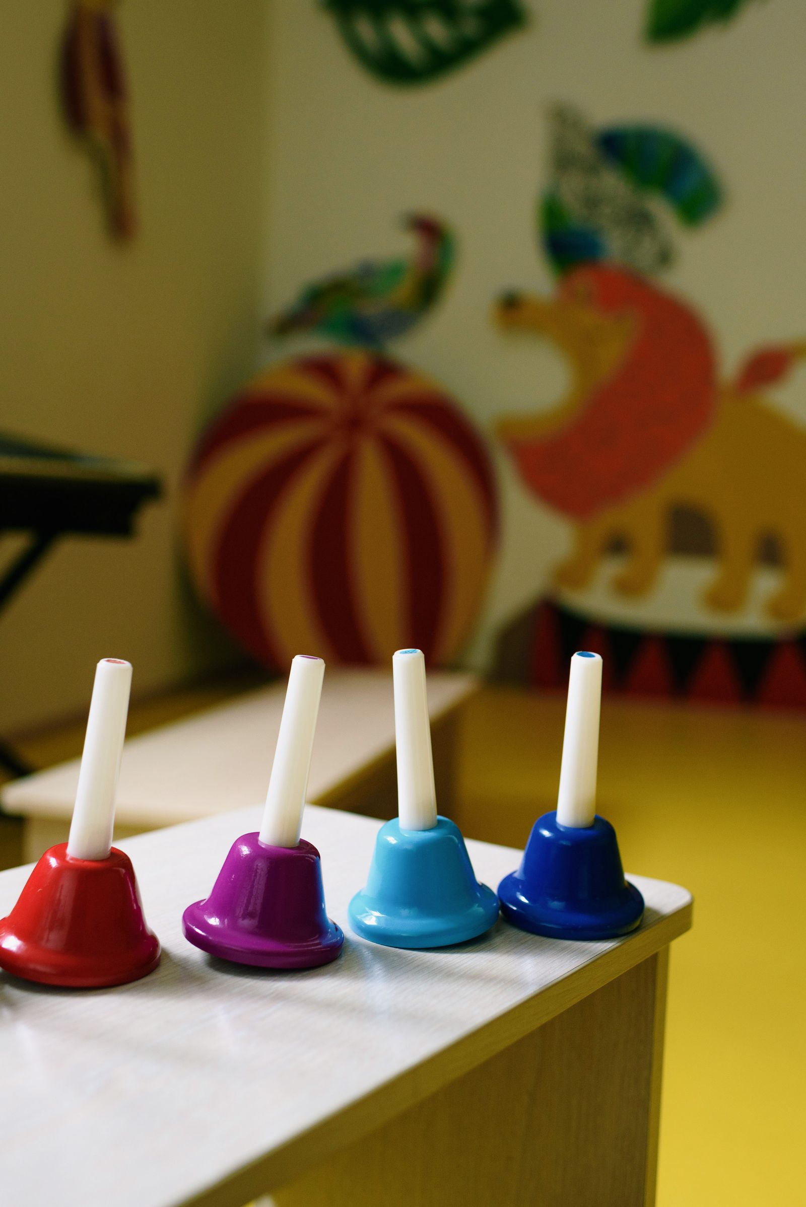 Cloches à main posées sur une table