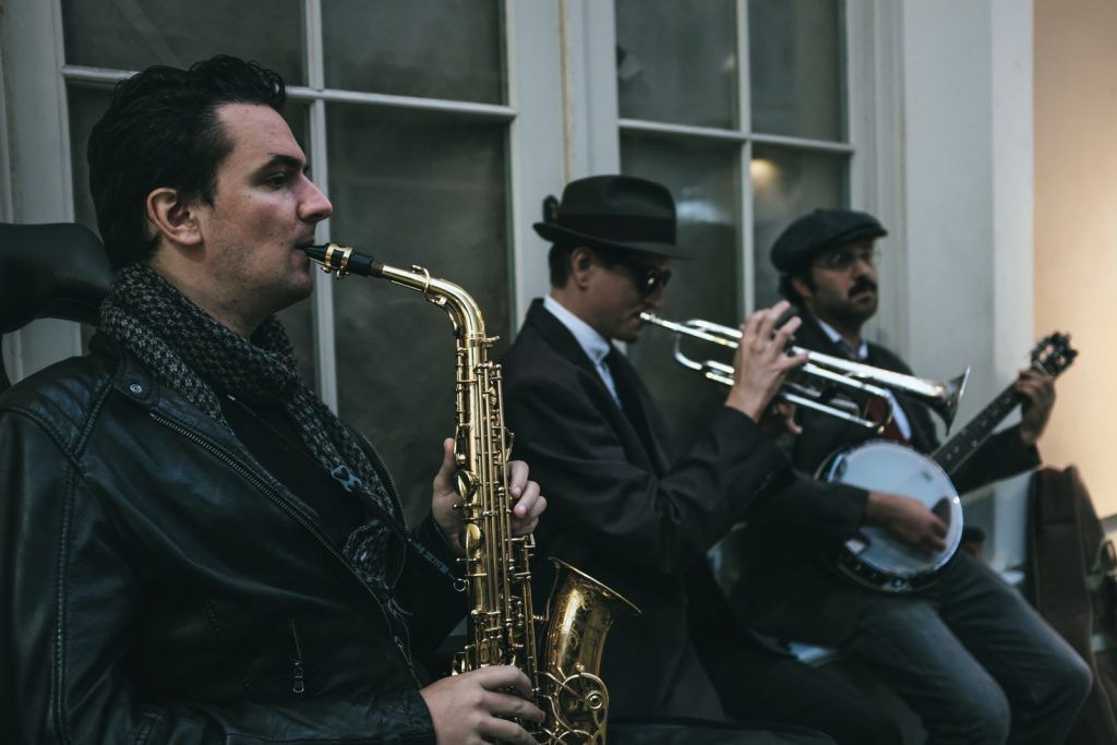 Musiciens de jazz de rue : saxophone, trompette et banjo