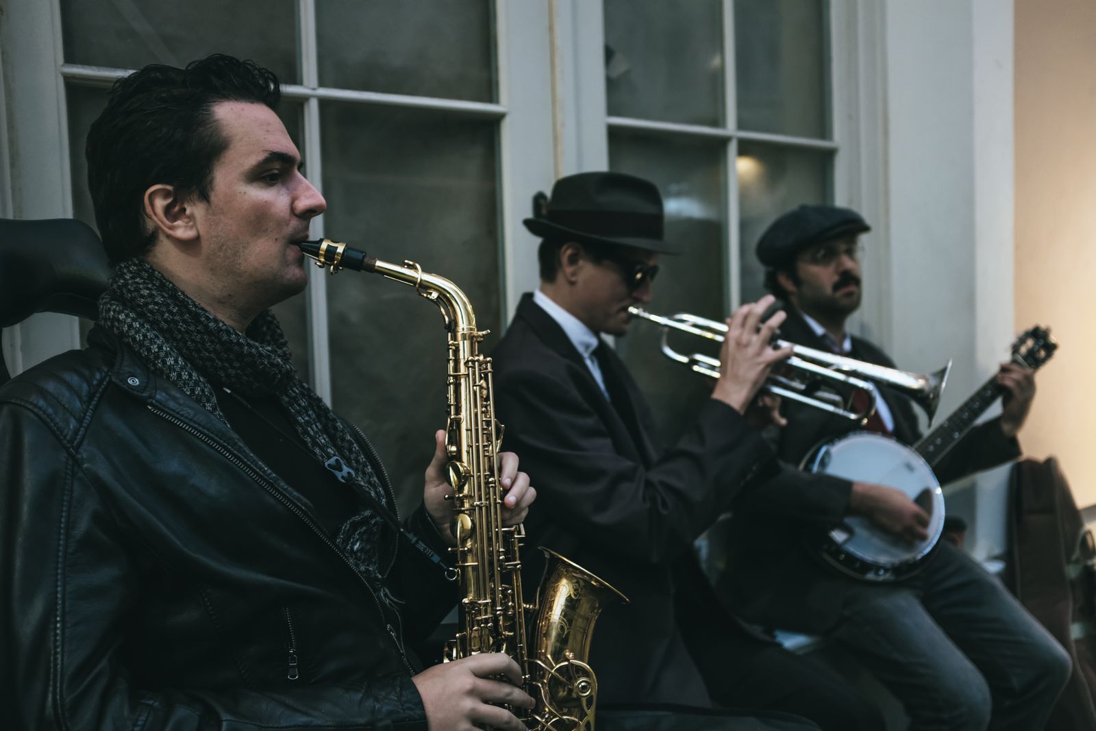 Musiciens de jazz de rue : saxophone, trompette et banjo